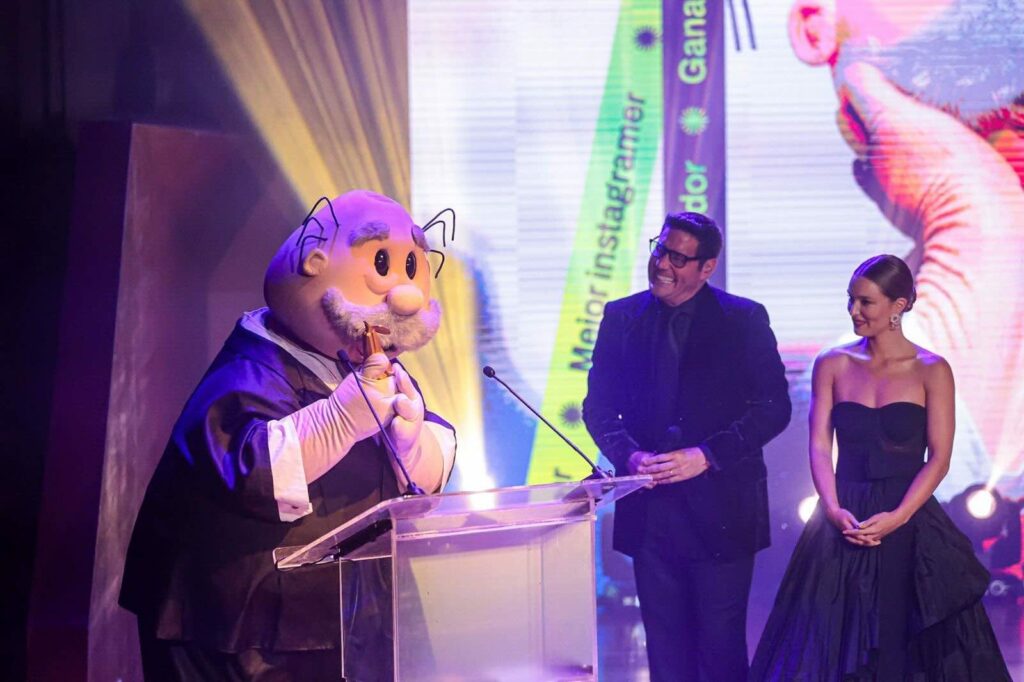 Dr. Simi recibió el premio Copihue de Oro 2025 a mejor Instagramer